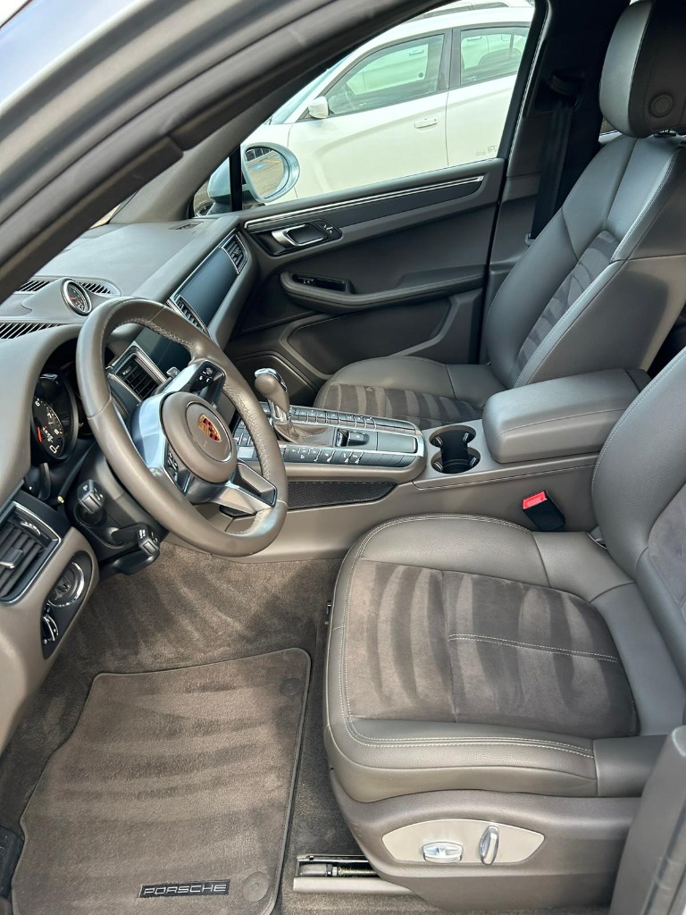 Porsche Macan cockpit detailing